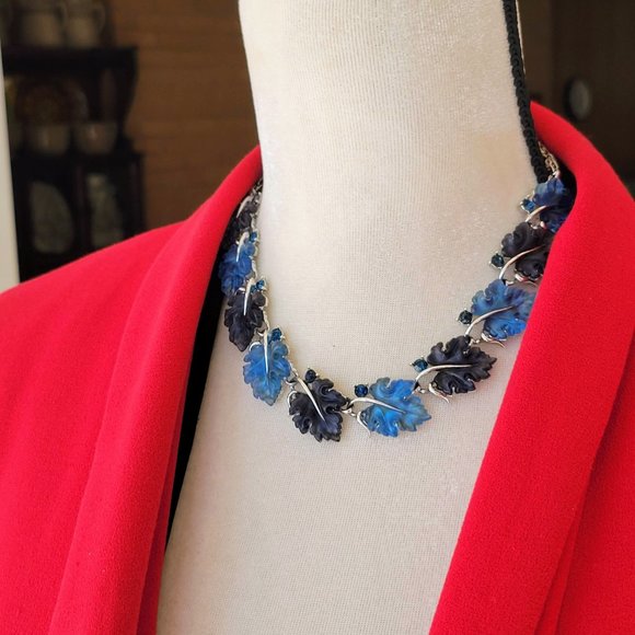Vintage Lisner Shades of Blue Molded Glass Oak Leaves and Rhinestone Necklace - Picture 3 of 10